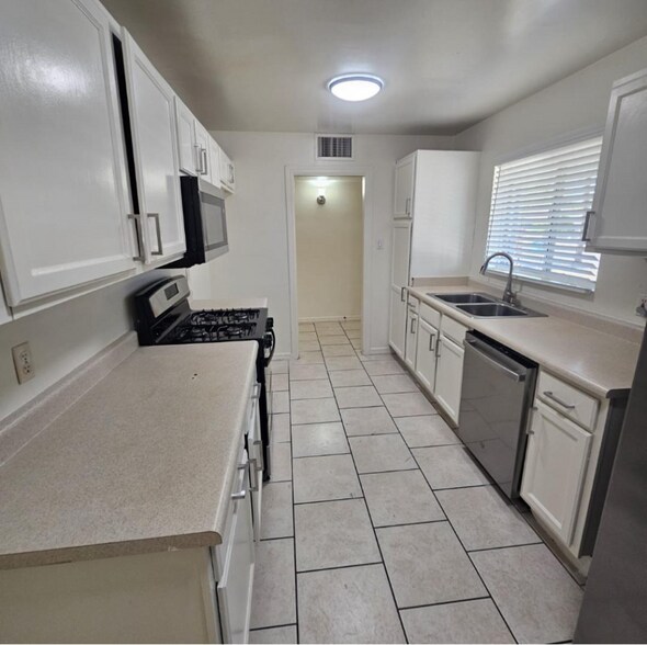 Building Photo - 4619 E Almeria Rd