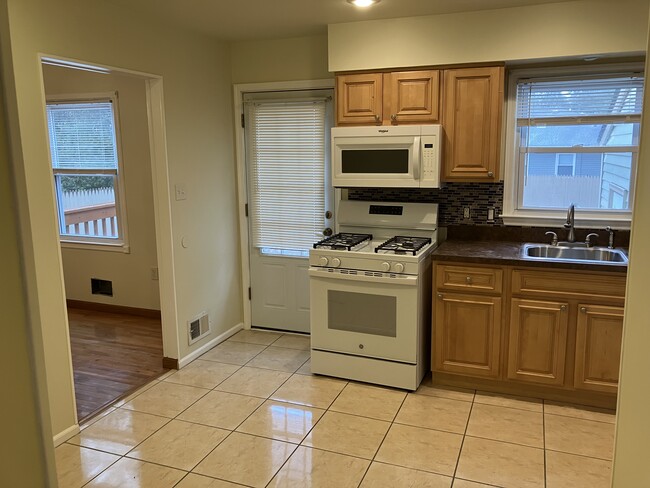 Building Photo - 154 Bayshore Dr