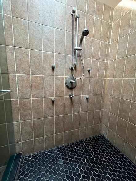 open shower 7x5 - body jets - 61 Plain St