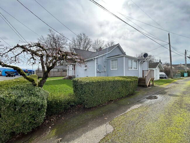 Building Photo - 900 Front St