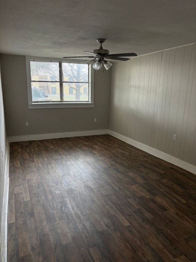 Building Photo - 4/2 on Washington St in Sherman!