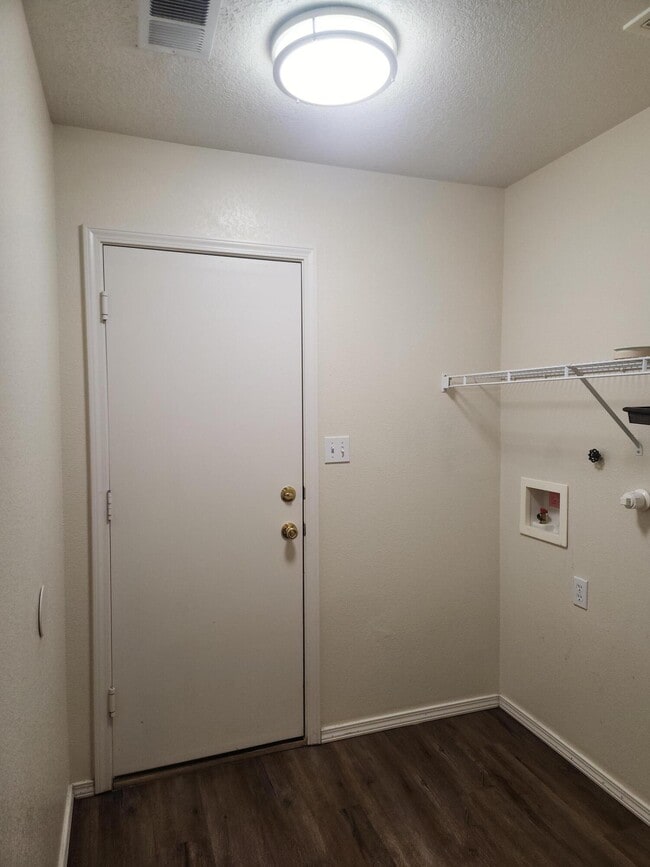 Building Photo - 5833 Sandoval Dr NE