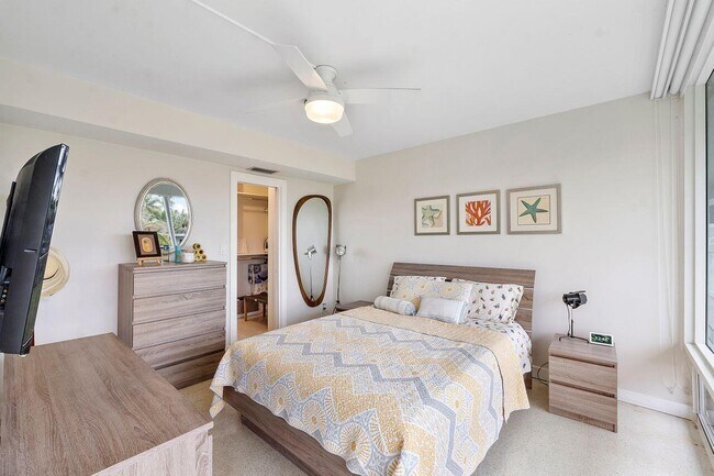 Building Photo - 1221 Hillsboro Mile