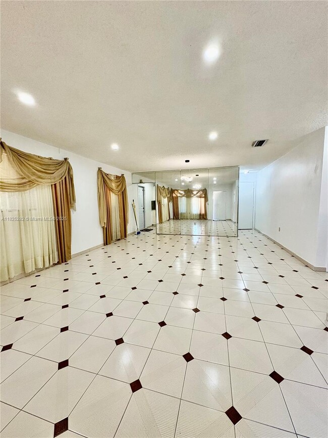 Building Photo - 936 SW 68th Ave