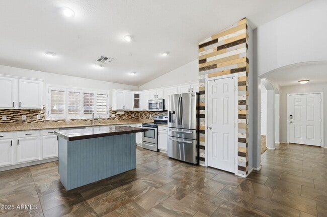 Building Photo - 21663 E Via Del Rancho Rd