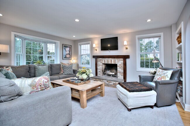 Building Photo - 8 Bauer Pl