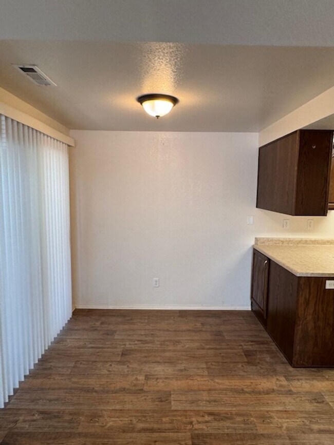 Building Photo - 2 BEDROOM TOWNHOME IN PHOENIX