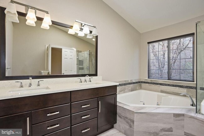 Building Photo - 4002 Rosemeade Dr