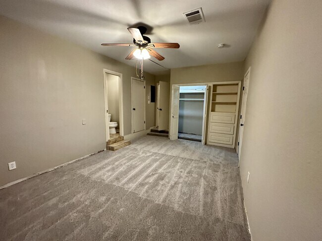 Building Photo - 1926 Laurelwood Dr