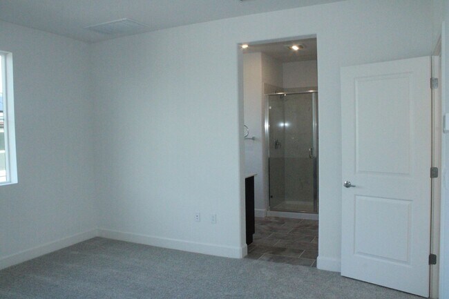 Building Photo - ***PENDING*** 4 Bedroom / 3 Bath House with Solar in San Marco Community-Close to Bart!