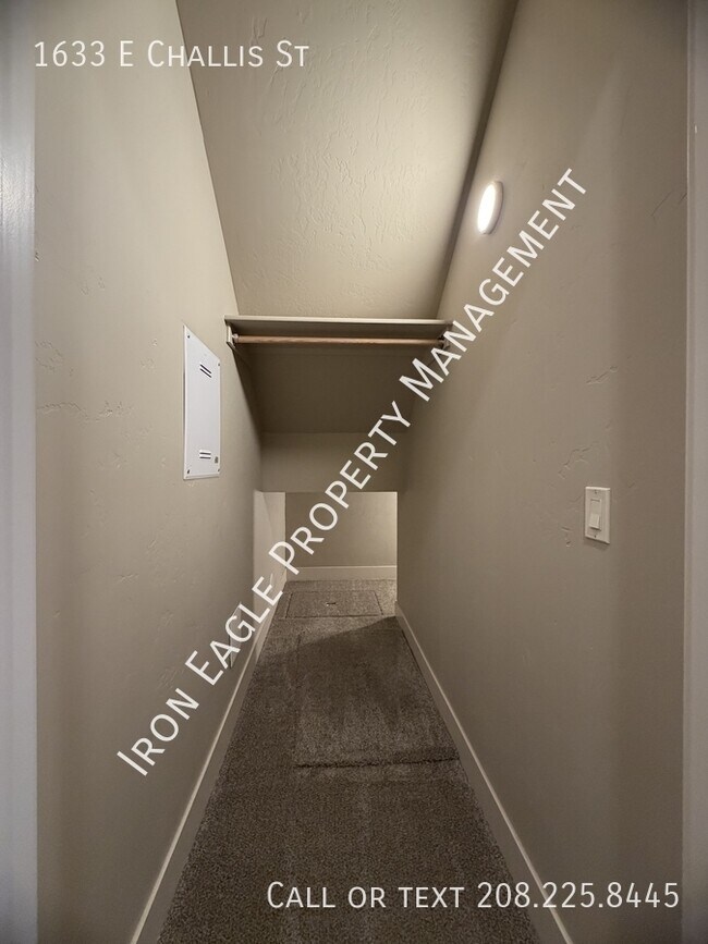 Building Photo - 1633 E Challis St