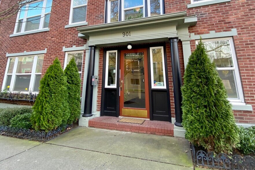 Building Photo - 901 NE 43rd St