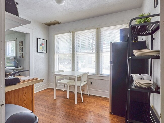 Building Photo - R0504