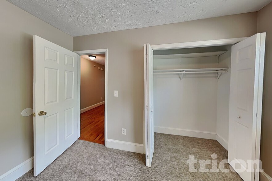 Building Photo - 6583 Oakwood Dr