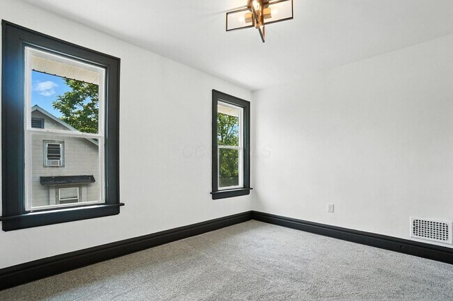 Building Photo - 887-889-889 E Livingston Ave