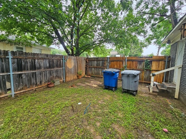 Building Photo - Charming duplex  established Parkdale Heights area of Dallas.