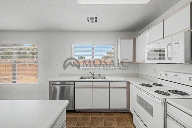 Building Photo - 2232 E Spruce Dr