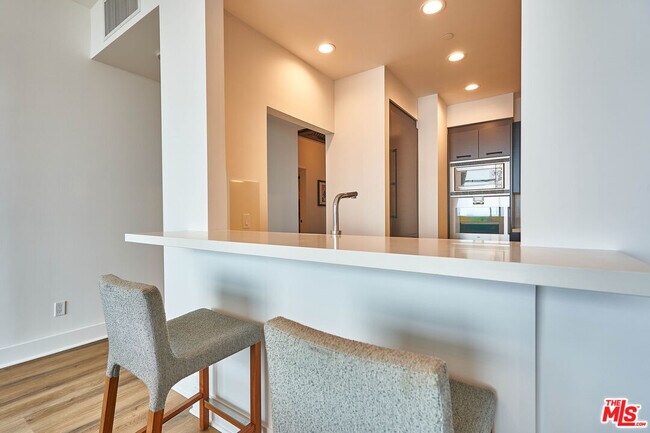 Building Photo - 900 W Olympic Blvd