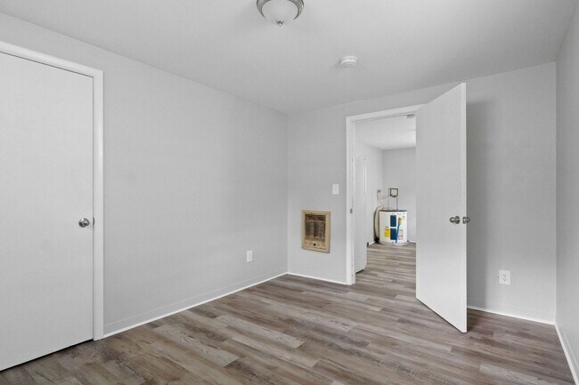 Building Photo - 427 Circle Dr