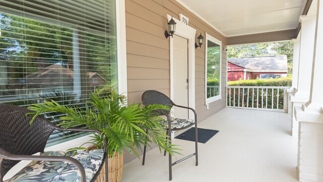 Building Photo - Spacious 4/3.5 w/ Master on Main and Fully...