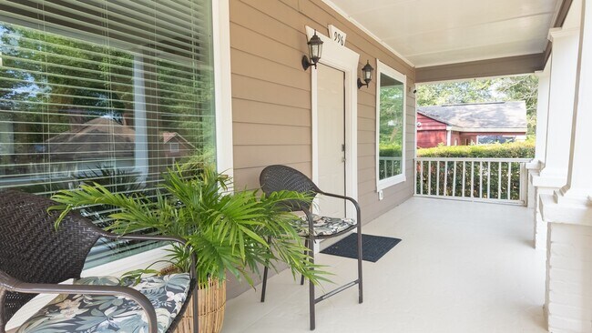 Building Photo - Spacious 4/3.5 w/ Master on Main and Fully Fenced Backyard!