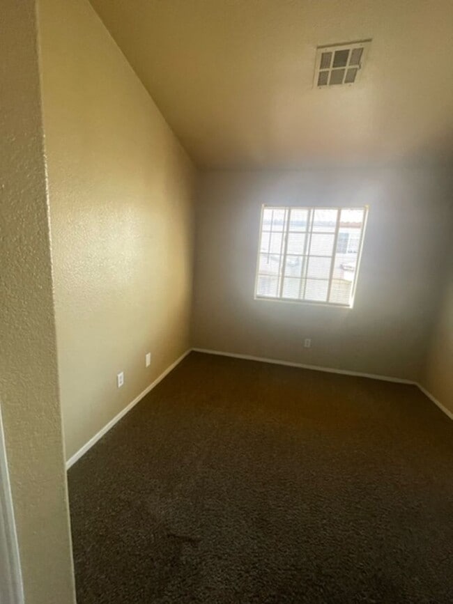 Building Photo - 3 Bedroom Townhouse!!