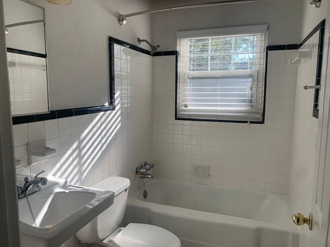 Building Photo - Adorable Two Bedroom Duplex in Plaza Midwo...