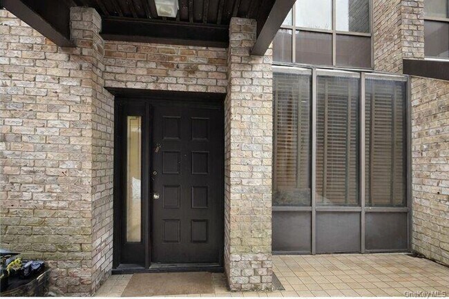 Building Photo - 130 S Middle Neck Rd