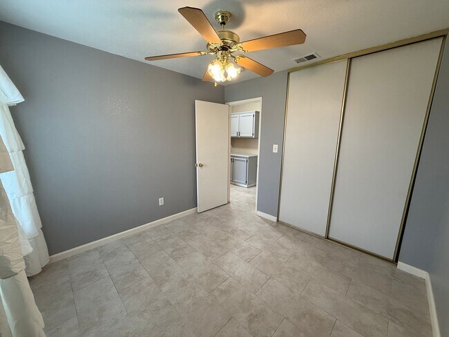 Building Photo - Bright 3 Bed / 2 Bath Home with Open Layout & Private Backyard