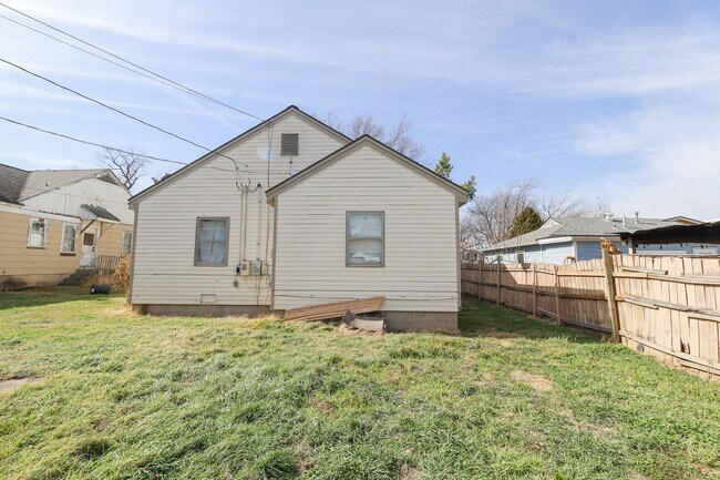 Building Photo - 1 Bed 1 Bath Duplex - Move-in Ready! Accepting Section 8