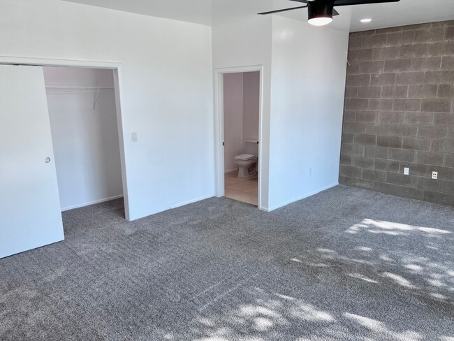 Building Photo - 378 S Farmer Ave