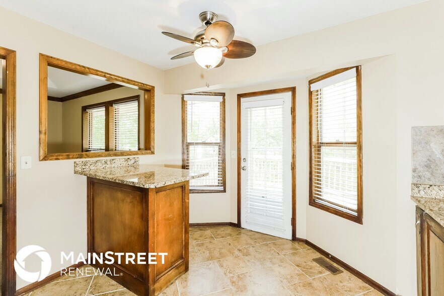 Building Photo - 5804 NW Klamm Dr