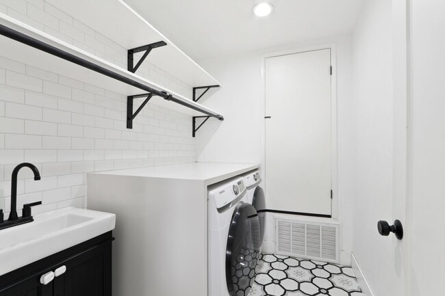 Building Photo - 3 bed 2 bath remodeled home features rustic charm blended with contemporary elegance