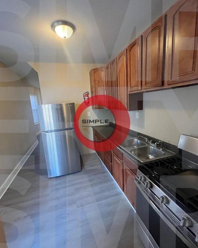 Building Photo - Great space & Location!