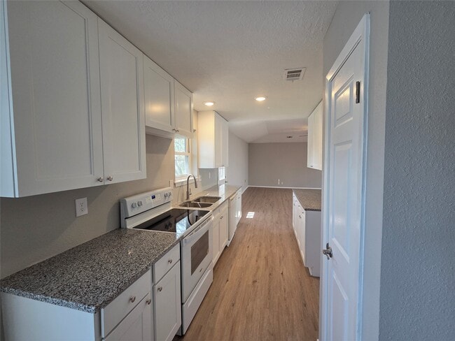 Building Photo - 16506 Forest Bend Ave