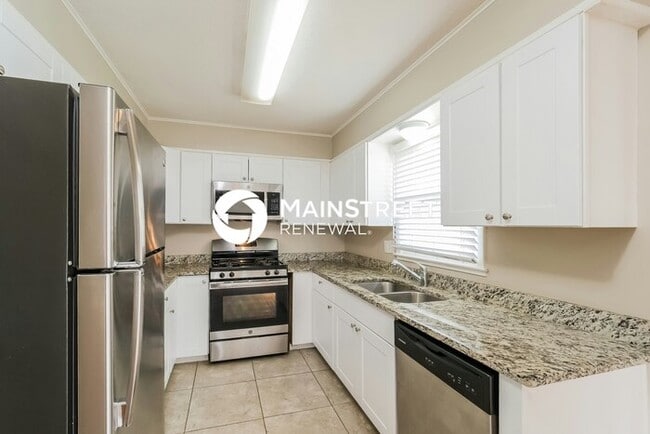 Building Photo - 3 Bedroom Pet-Friendly Home in Independence, MO with Main Street Renewal