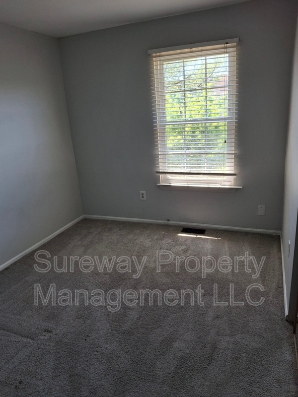 Building Photo - 127 Crown Prince Dr