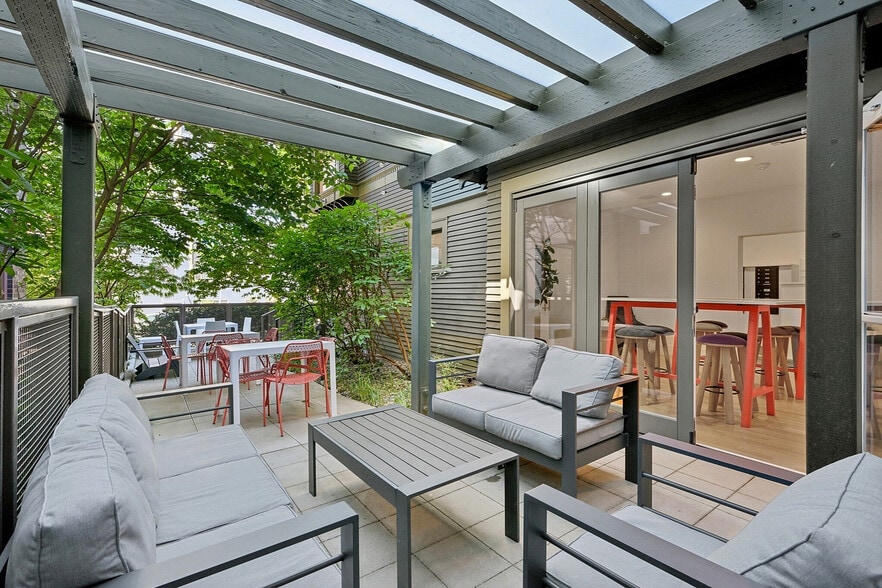 Location matters. Live minutes from the University of Washington, light rail, local restaurants, and everything the U District has to offer - Parsonage