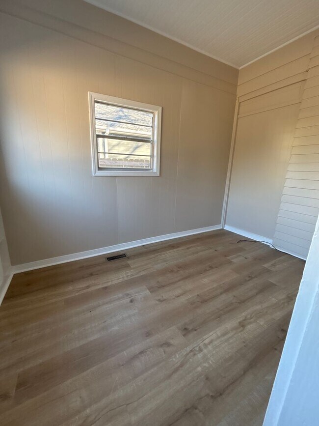 Building Photo - $1000.00 Deposit Special! You're Home Awaits