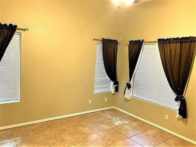 Building Photo - Beautiful 3-bedroom 2-bathroom