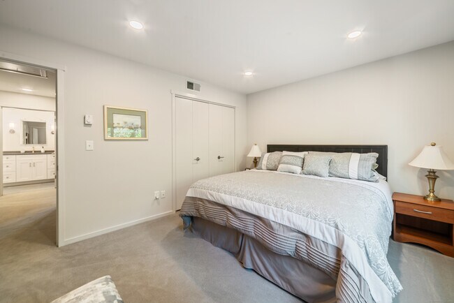 Building Photo - 595 Heritage Vlg