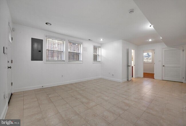 Building Photo - 458 Oakwood St SE