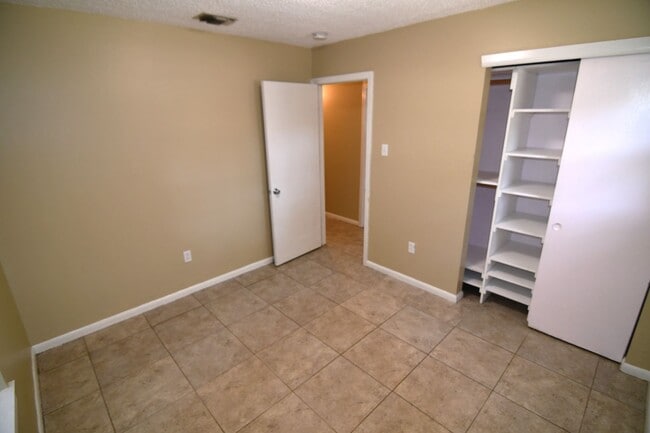 Building Photo - 3 bedroom, 1.5 bath home in quaint, well m...