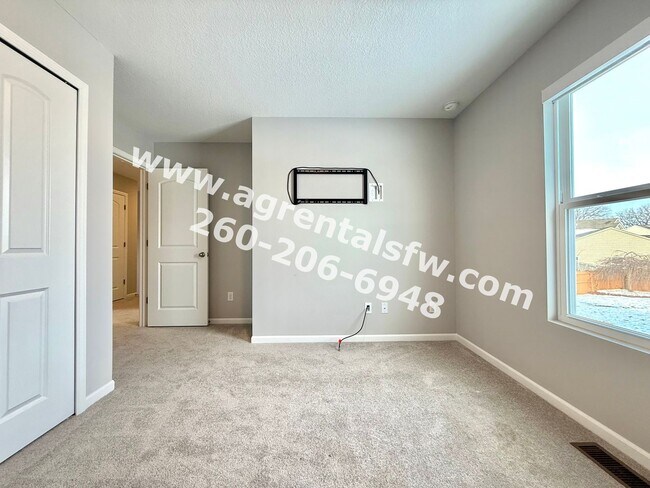 Building Photo - 3 Bedroom Residence