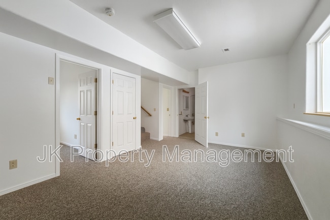 Building Photo - 819 6th Ave S