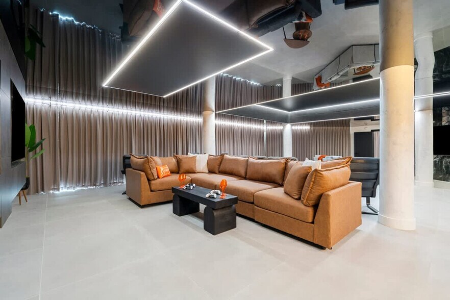 Building Photo - 8743 Thomas Dr