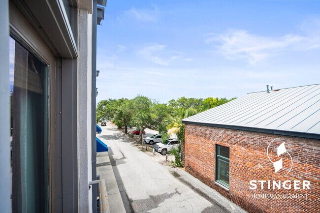 Building Photo - 700 Bay St