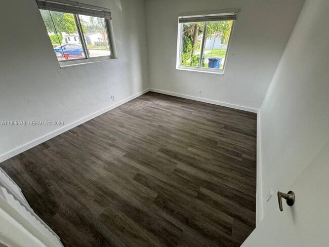 Building Photo - 905 NE 7th St