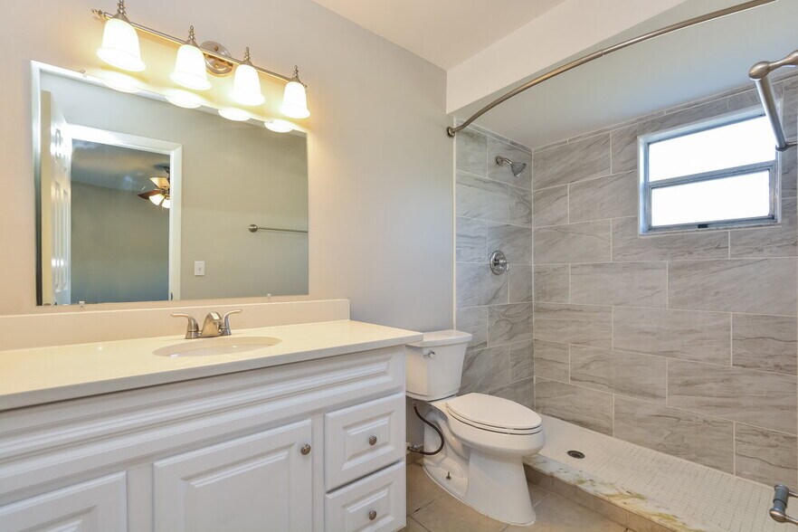 Building Photo - 9744 Heatherwood Ct