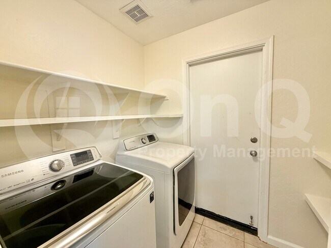 Building Photo - 417 E Cantebria Dr